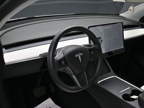 Used 2022 Tesla Model Y Long Range image 17