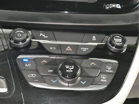 Used 2019 Chrysler Pacifica L FWD image 21