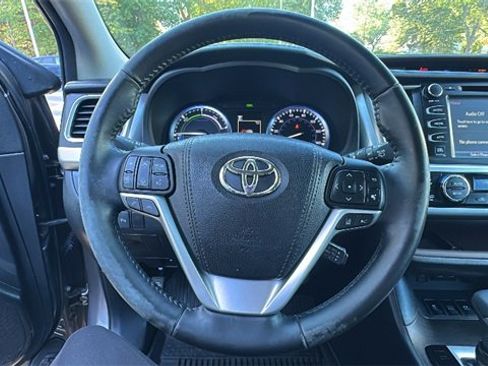 Used 2017 Toyota Highlander Limited image 16