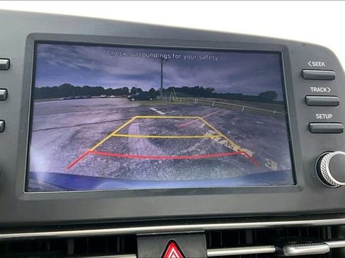 Used 2021 Hyundai Elantra SE FWD image 14