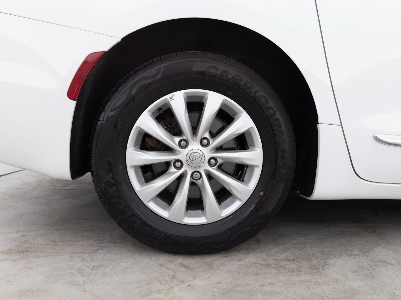 Used 2017 Chrysler Pacifica Touring-L FWD image 19