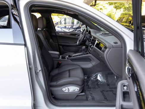 Certified 2025 Porsche Macan AWD/4WD image 56