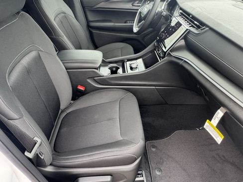 Used 2025 Jeep Grand Cherokee Laredo X w/ Luxury Tech Group I AWD/4WD image 15