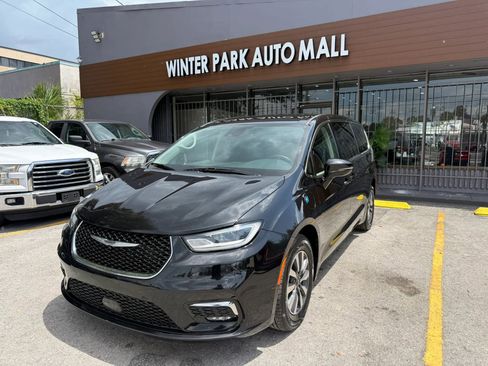 Used 2022 Chrysler Pacifica Touring-L FWD image 1