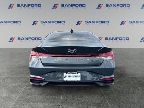 Used 2023 Hyundai Elantra SE w/ Preferred Accessory Package FWD image 4
