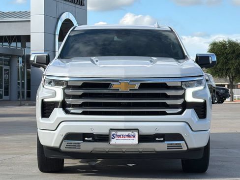 Used 2024 Chevrolet Silverado 1500 High Country w/ High Country Premium Package AWD/4WD image 2