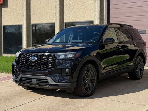 Used 2025 Ford Explorer ST-Line w/ ST-Line Street Pack image 3