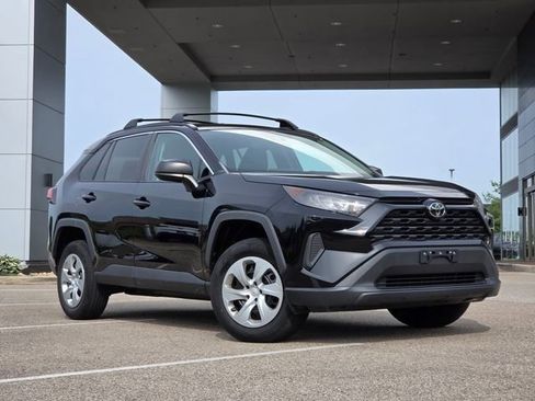 Used 2019 Toyota RAV4 LE FWD image 2