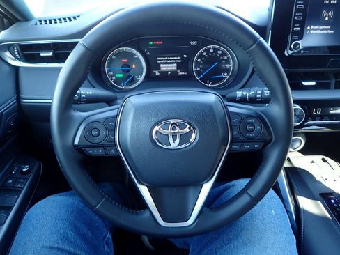 Used 2021 Toyota Venza XLE image 14