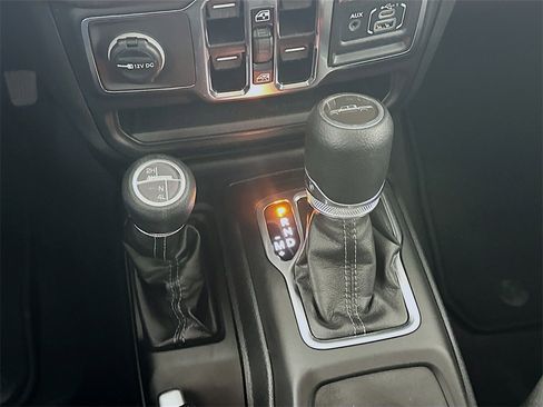 Used 2025 Jeep Gladiator Sport image 16