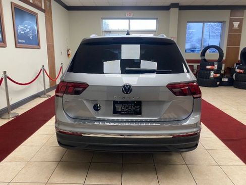 Used 2022 Volkswagen Tiguan SE image 2