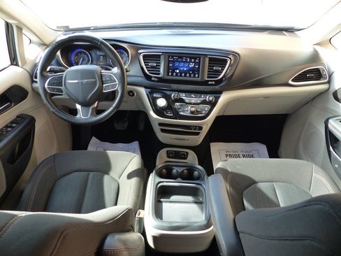 Used 2020 Chrysler Pacifica Touring w/ Tire & Wheel Group image 25