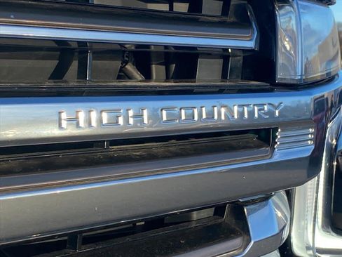 Used 2022 Chevrolet Suburban High Country image 8