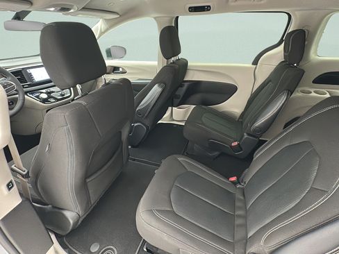 Used 2022 Chrysler Voyager LX FWD image 10