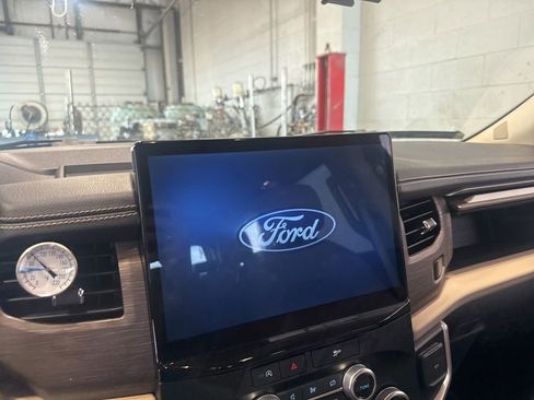 Used 2024 Ford Expedition Max Limited image 11