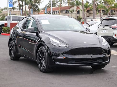 Used 2023 Tesla Model Y AWD image 3