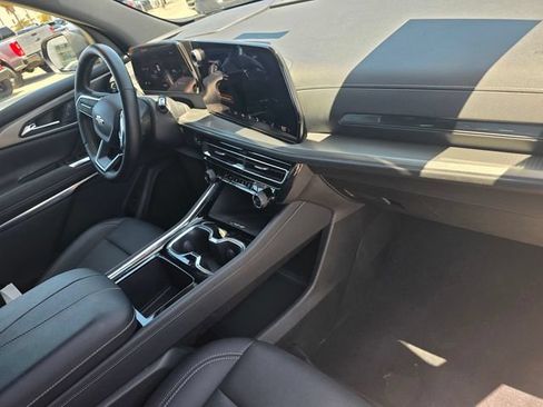 Used 2025 Chevrolet Traverse LT FWD image 19