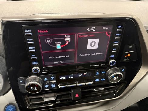 Used 2020 Toyota Highlander XLE AWD/4WD image 29