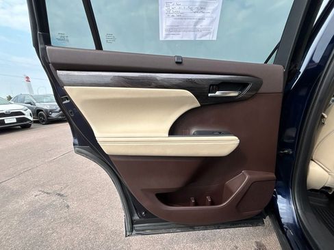 Used 2020 Toyota Highlander Limited AWD/4WD image 26