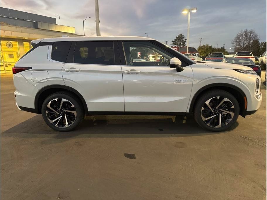 Used 2025 Mitsubishi Outlander SE AWD/4WD image 5