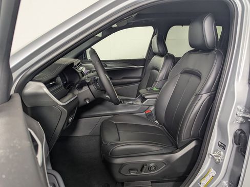 New 2025 Jeep Grand Cherokee Limited w/ Luxury Tech Group II image 14