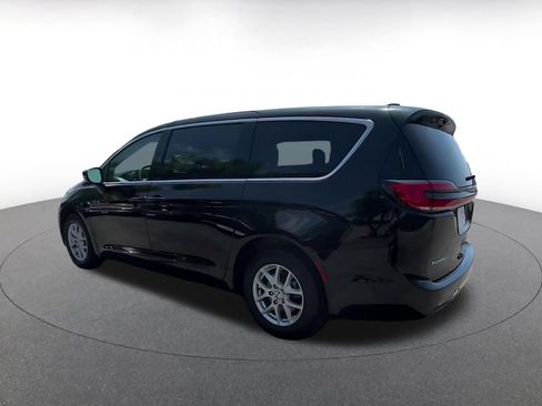 Used 2024 Chrysler Pacifica Touring-L FWD image 10