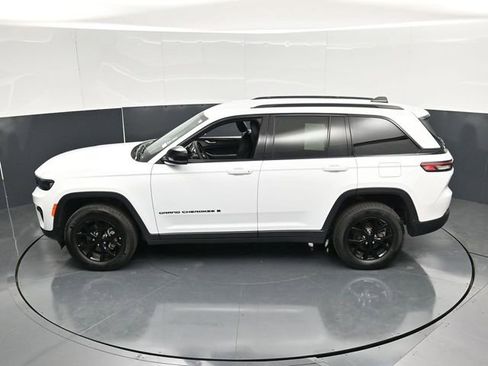 Used 2025 Jeep Grand Cherokee Altitude AWD/4WD image 49