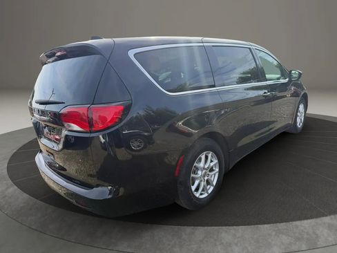 Used 2022 Chrysler Voyager LX FWD image 5
