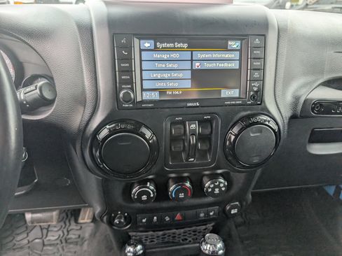 Used 2017 Jeep Wrangler Unlimited Sahara image 15