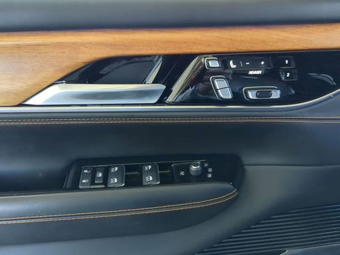 Used 2022 Jeep Grand Wagoneer Series III image 14