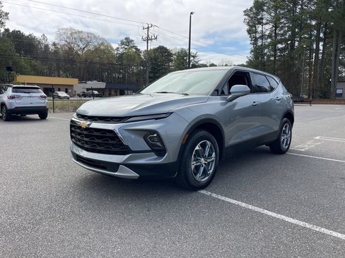 Used 2025 Chevrolet Blazer LT AWD/4WD image 2