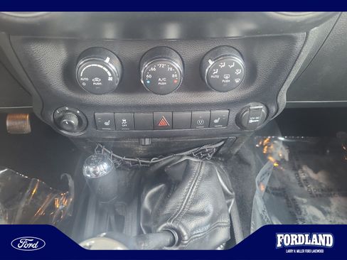 Used 2015 Jeep Wrangler Unlimited Rubicon w/ Dual Top Group AWD/4WD image 30