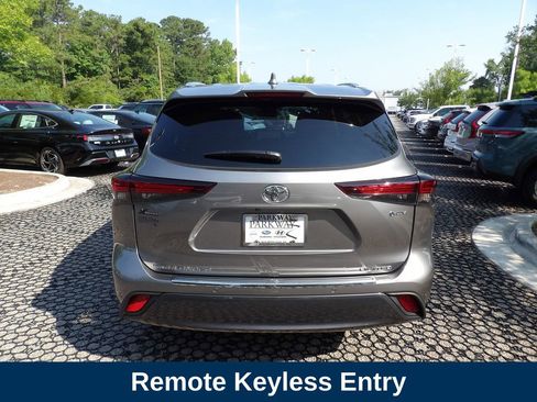 Used 2025 Toyota Highlander Limited AWD/4WD image 7