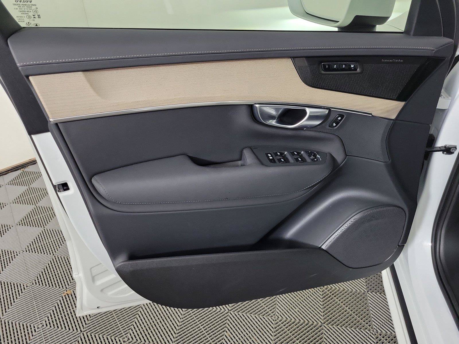 Certified 2025 Volvo XC90 T8 Plus w/ Protection Package Premier AWD/4WD image 17