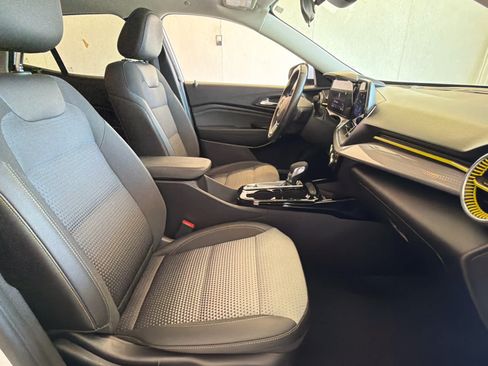 Used 2024 Chevrolet Trax LT w/ Sunroof Package FWD image 25