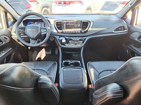 Used 2025 Chrysler Pacifica Limited FWD image 11