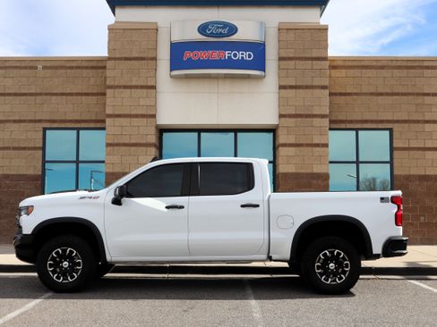 Used 2023 Chevrolet Silverado 1500 ZR2 w/ Technology Package image 9