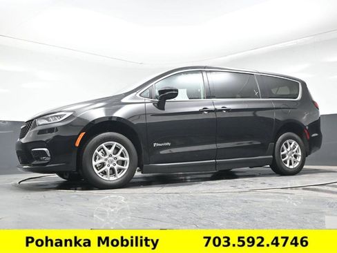 Used 2024 Chrysler Pacifica Touring-L image 12