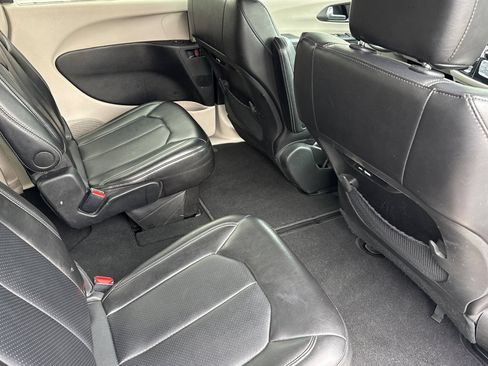 Used 2024 Chrysler Pacifica Touring-L FWD image 24