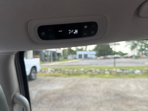 Used 2024 Chrysler Pacifica Limited FWD image 16