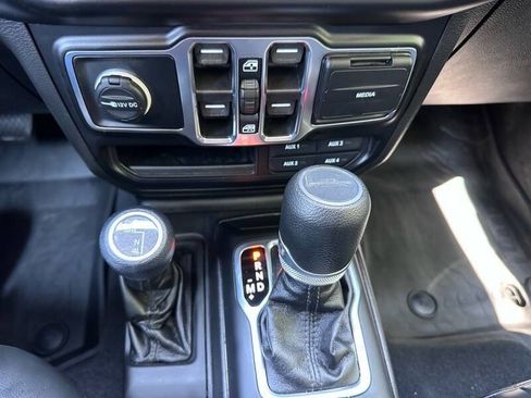 Used 2022 Jeep Gladiator Sport AWD/4WD image 11