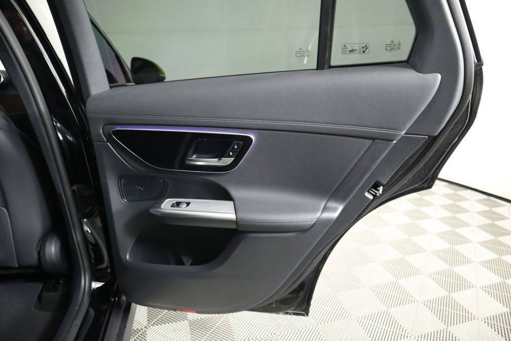 Used 2025 Mercedes-Benz GLC 300 image 27