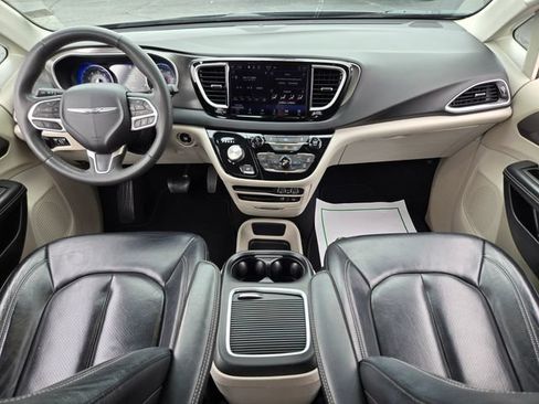 Used 2022 Chrysler Pacifica Touring-L FWD image 12