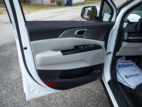 Used 2024 Kia Carnival LX image 12