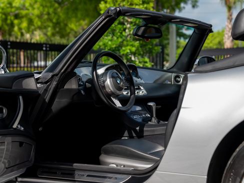 Used 2002 BMW Z8 RWD image 15