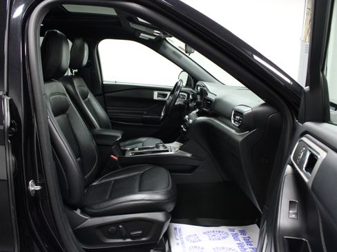 Used 2020 Ford Explorer XLT w/ Equipment Group 202A AWD/4WD image 17