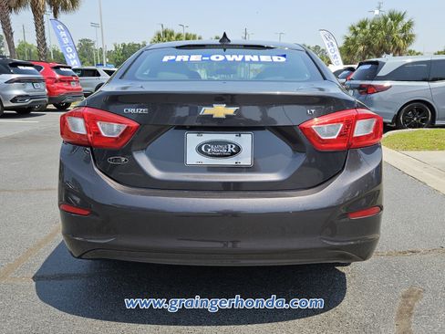Used 2017 Chevrolet Cruze LT FWD image 4