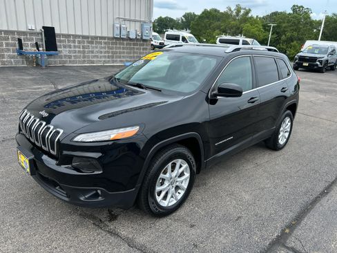 Used 2018 Jeep Cherokee Latitude w/ Safety Group AWD/4WD image 8