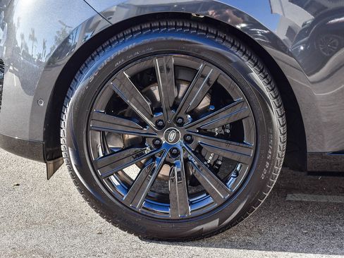 Certified 2025 Land Rover Range Rover SE image 12