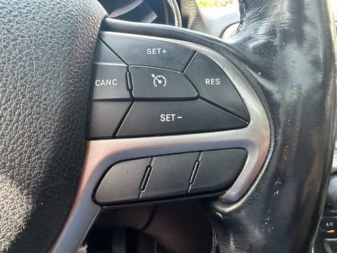 Used 2018 Jeep Grand Cherokee Altitude AWD/4WD image 16